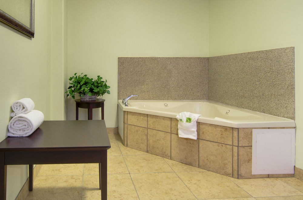 holiday inn express hotel and suites kansas city sports complex