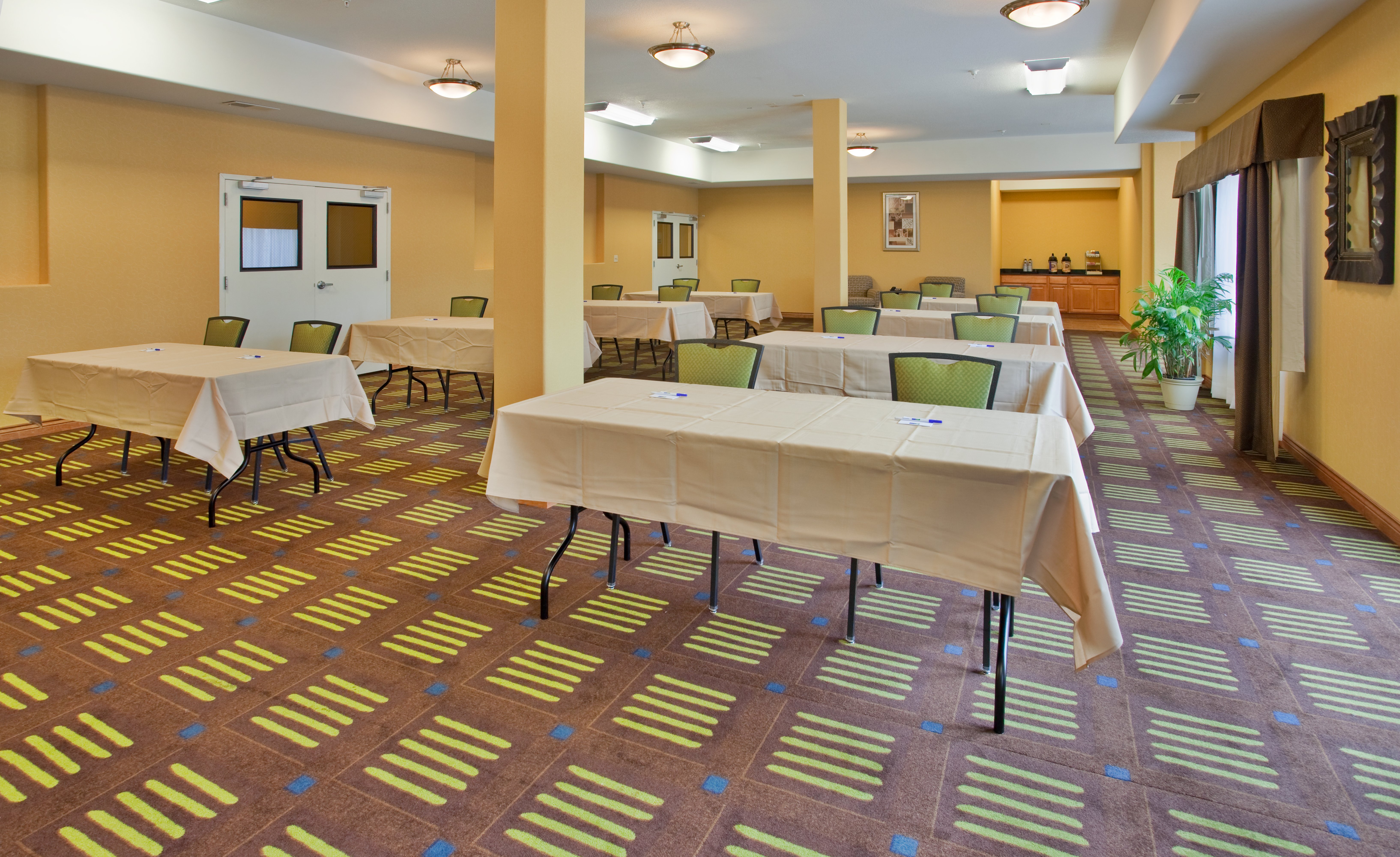 holiday inn express hotel and suites kansas city sports complex