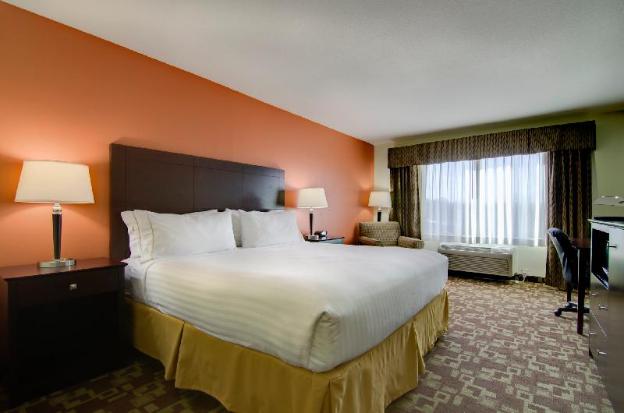 holiday inn express hotel and suites kansas city sports complex