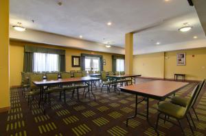 holiday inn express hotel and suites kansas city sports complex