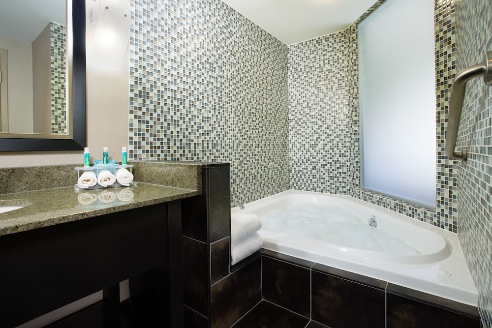 holiday inn express and suites ottawa west nepean
