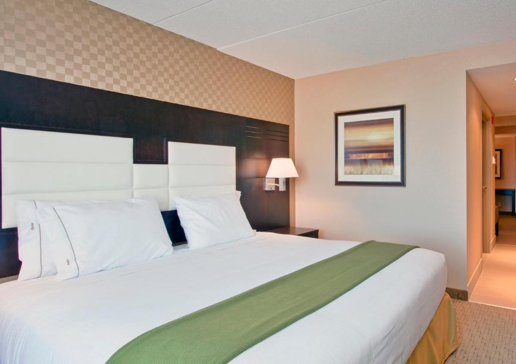 holiday inn express and suites ottawa west nepean