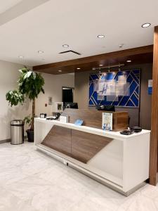 holiday inn express and suites ottawa west nepean
