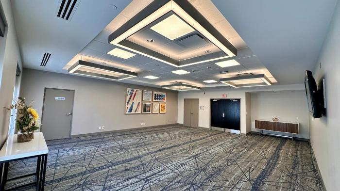 holiday inn express and suites ottawa west nepean
