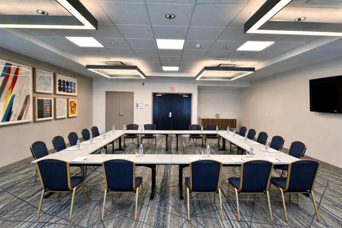 holiday inn express and suites ottawa west nepean