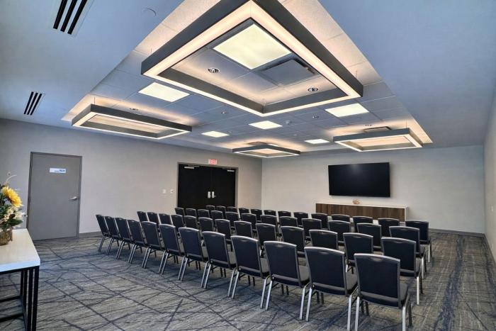 holiday inn express and suites ottawa west nepean