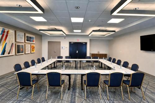 holiday inn express and suites ottawa west nepean