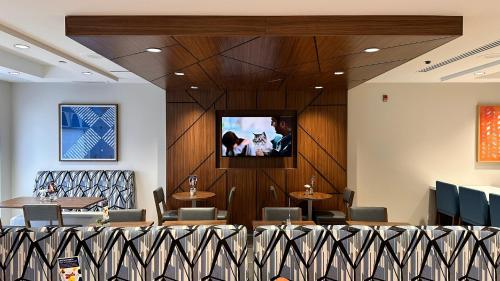 holiday inn express and suites ottawa west nepean