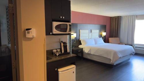 holiday inn express and suites ottawa west nepean