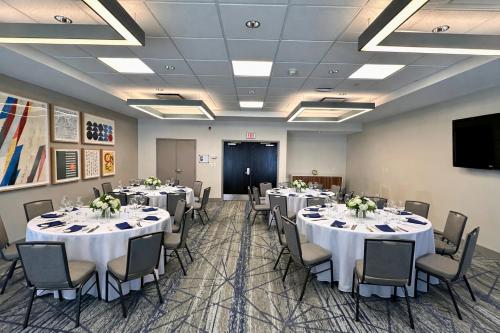 holiday inn express and suites ottawa west nepean