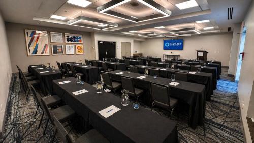 holiday inn express and suites ottawa west nepean