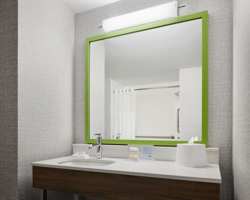 hampton inn and suites