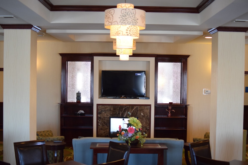 holiday inn express hotel and suites pratt by ihg