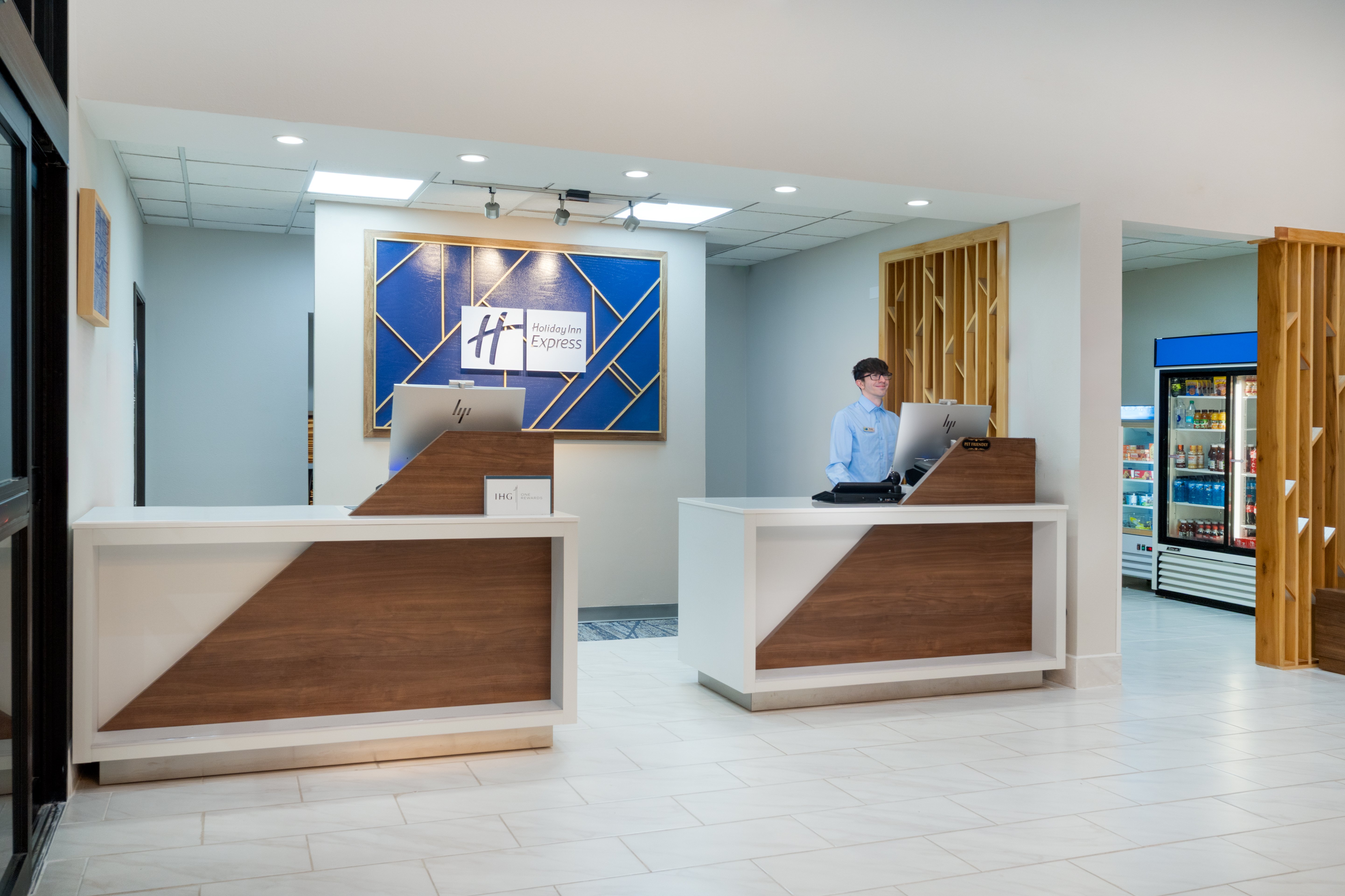 holiday inn express hotel and suites pratt by ihg