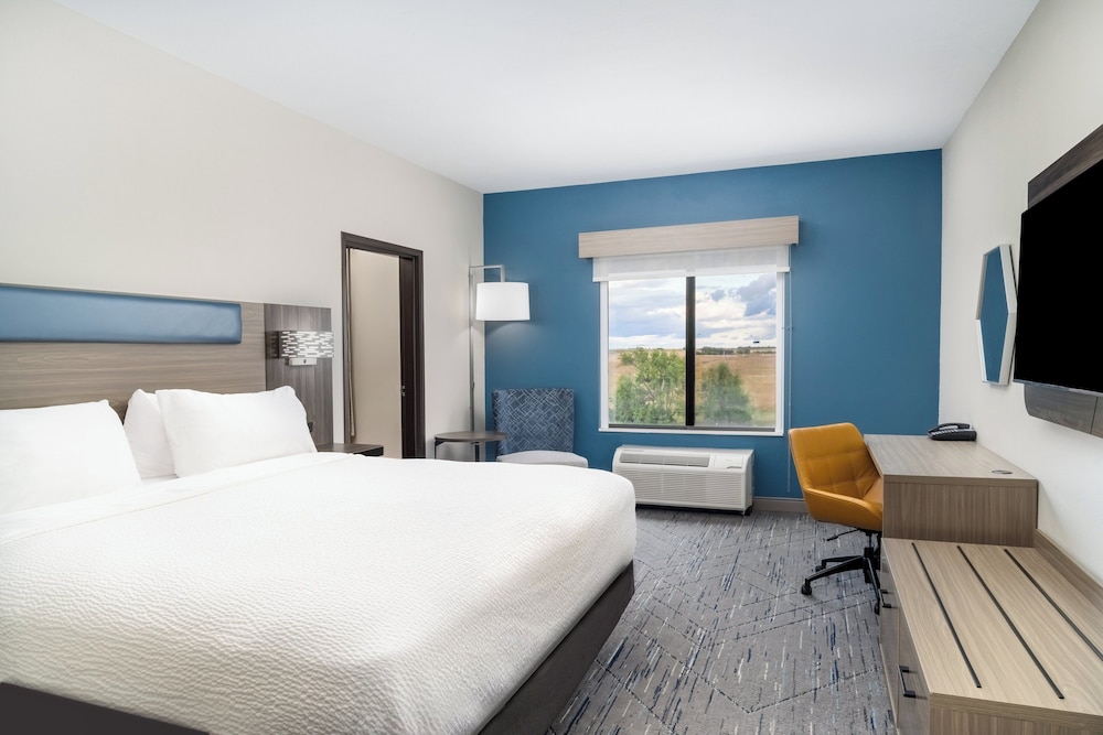 holiday inn express hotel and suites pratt by ihg
