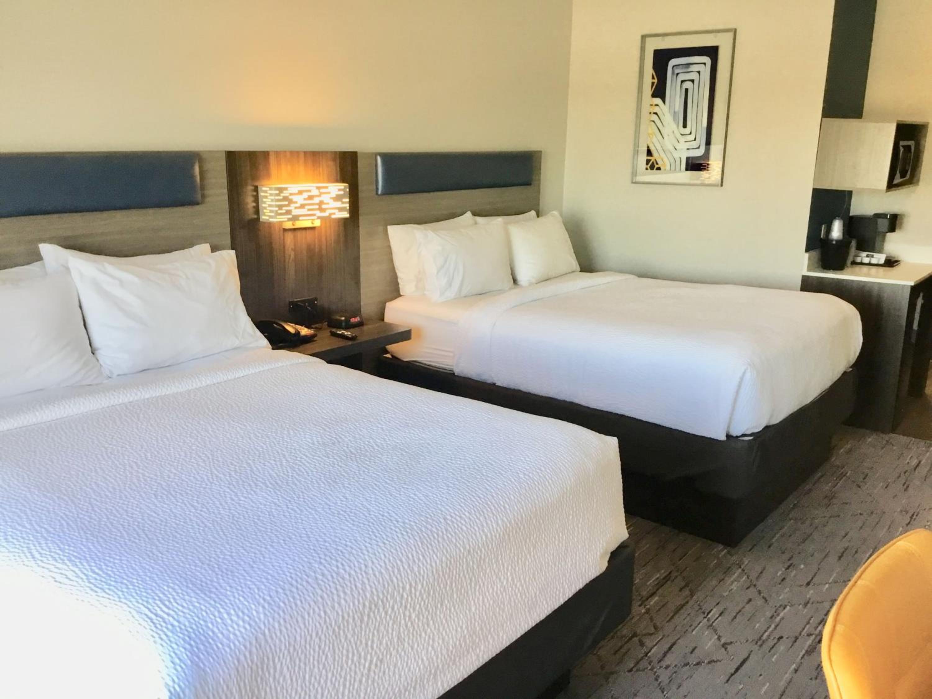 holiday inn express hotel and suites pratt by ihg