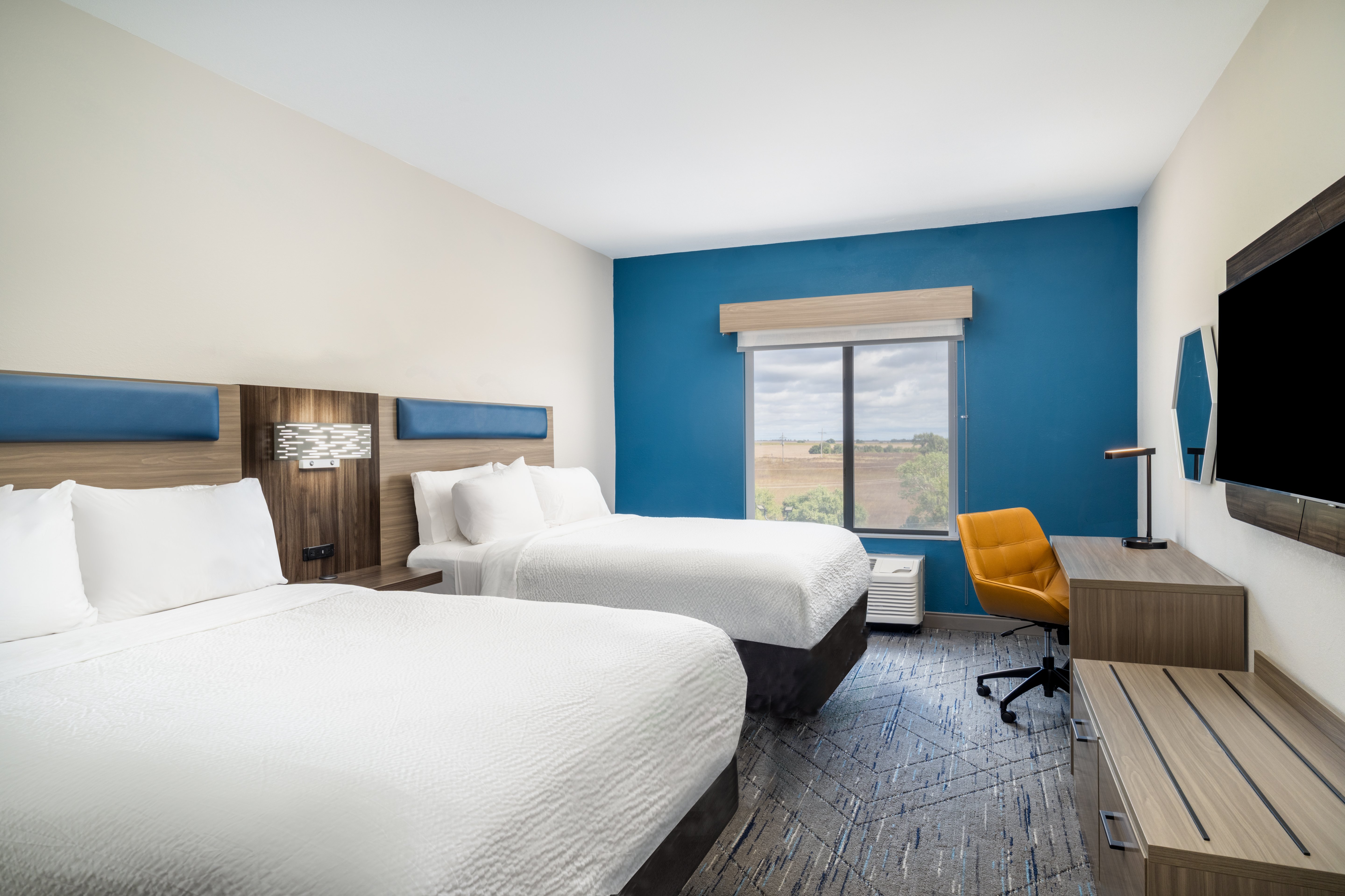 holiday inn express hotel and suites pratt by ihg
