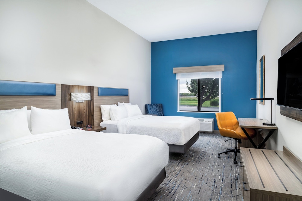 holiday inn express hotel and suites pratt by ihg