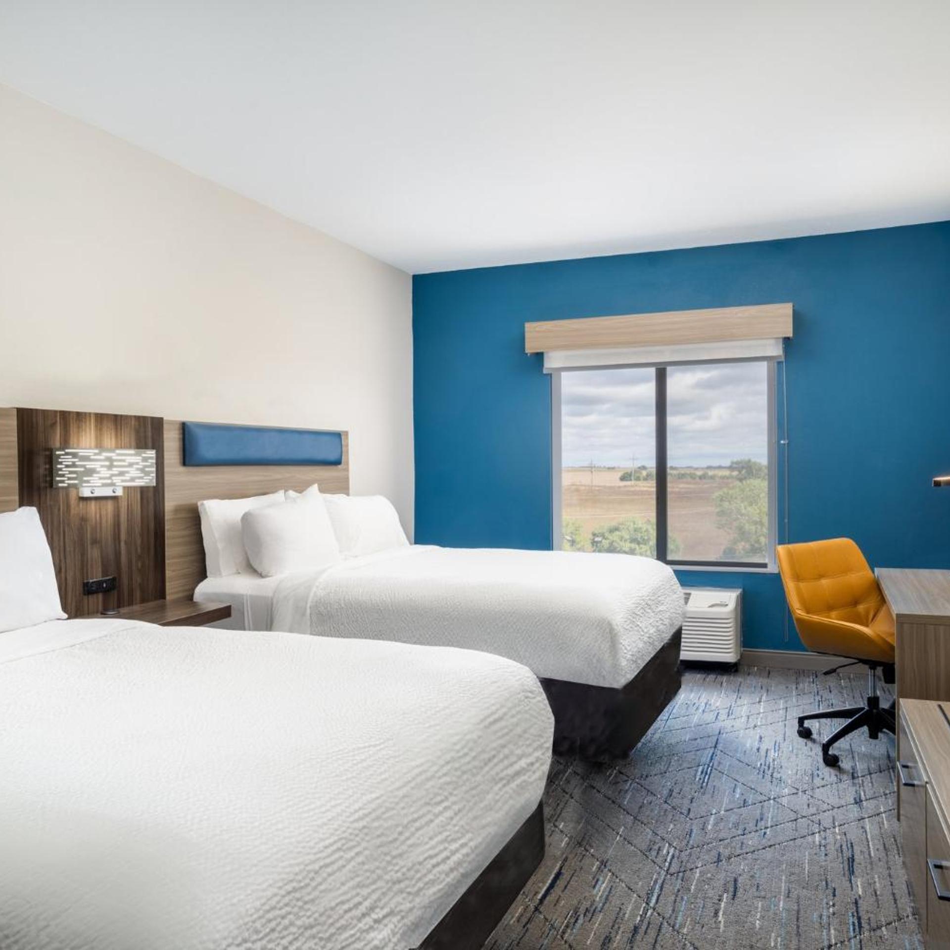holiday inn express hotel and suites pratt by ihg