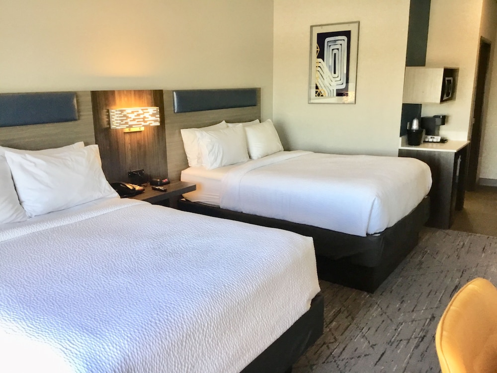 holiday inn express hotel and suites pratt by ihg
