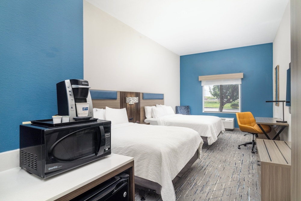holiday inn express hotel and suites pratt by ihg
