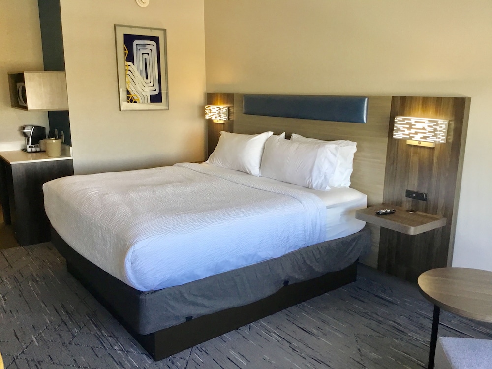 holiday inn express hotel and suites pratt by ihg