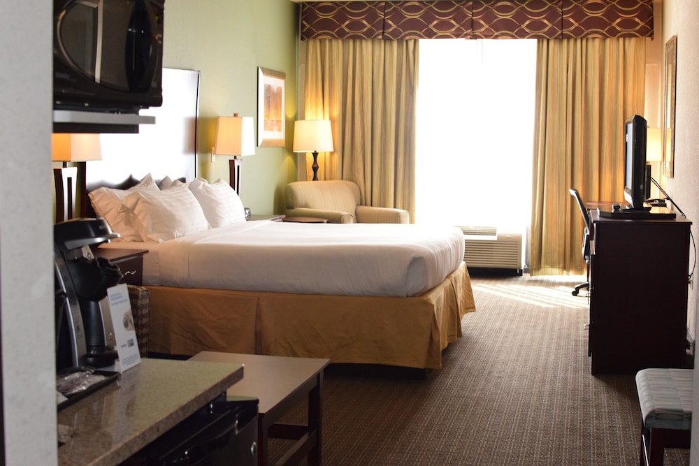 holiday inn express hotel and suites pratt by ihg