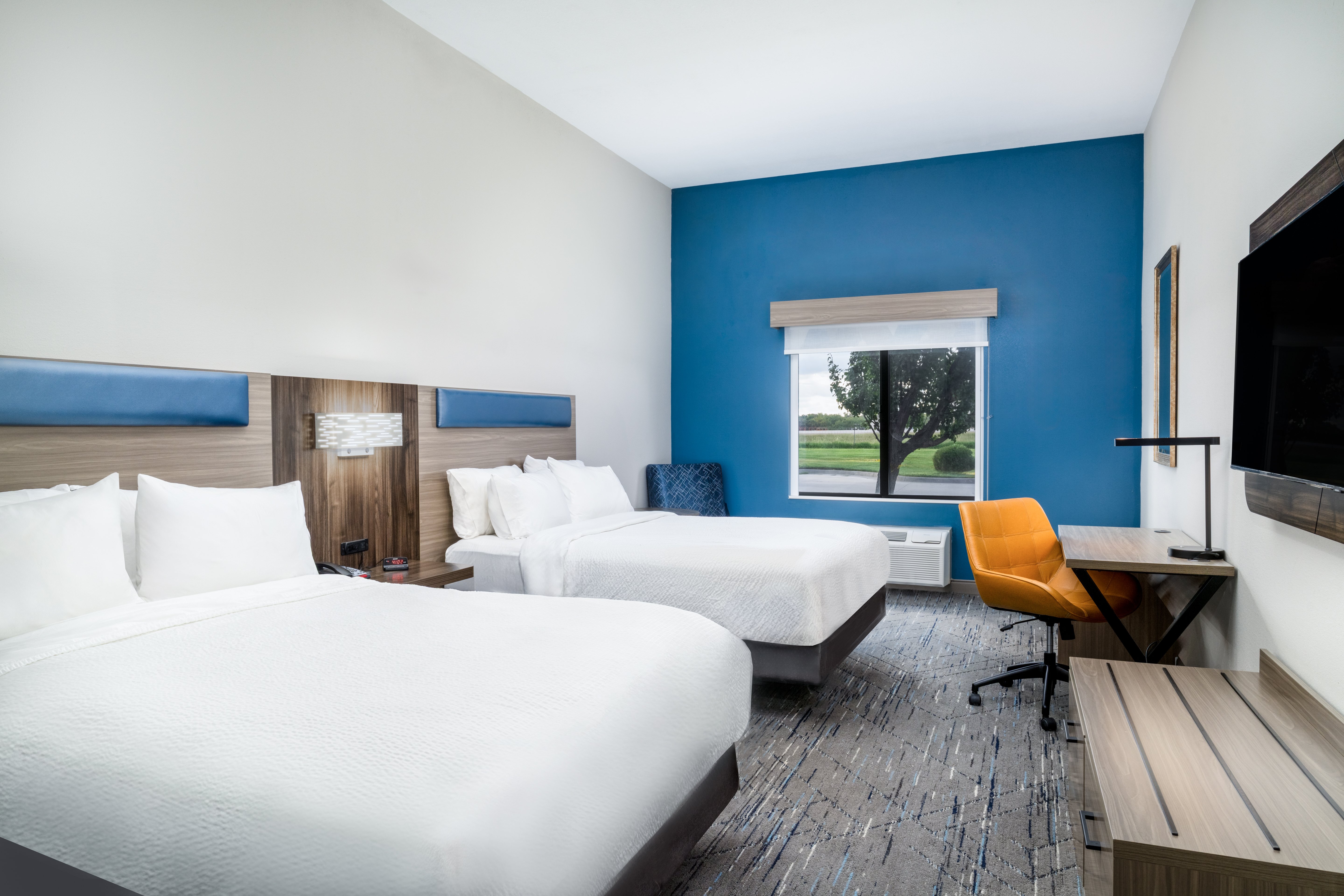 holiday inn express hotel and suites pratt by ihg