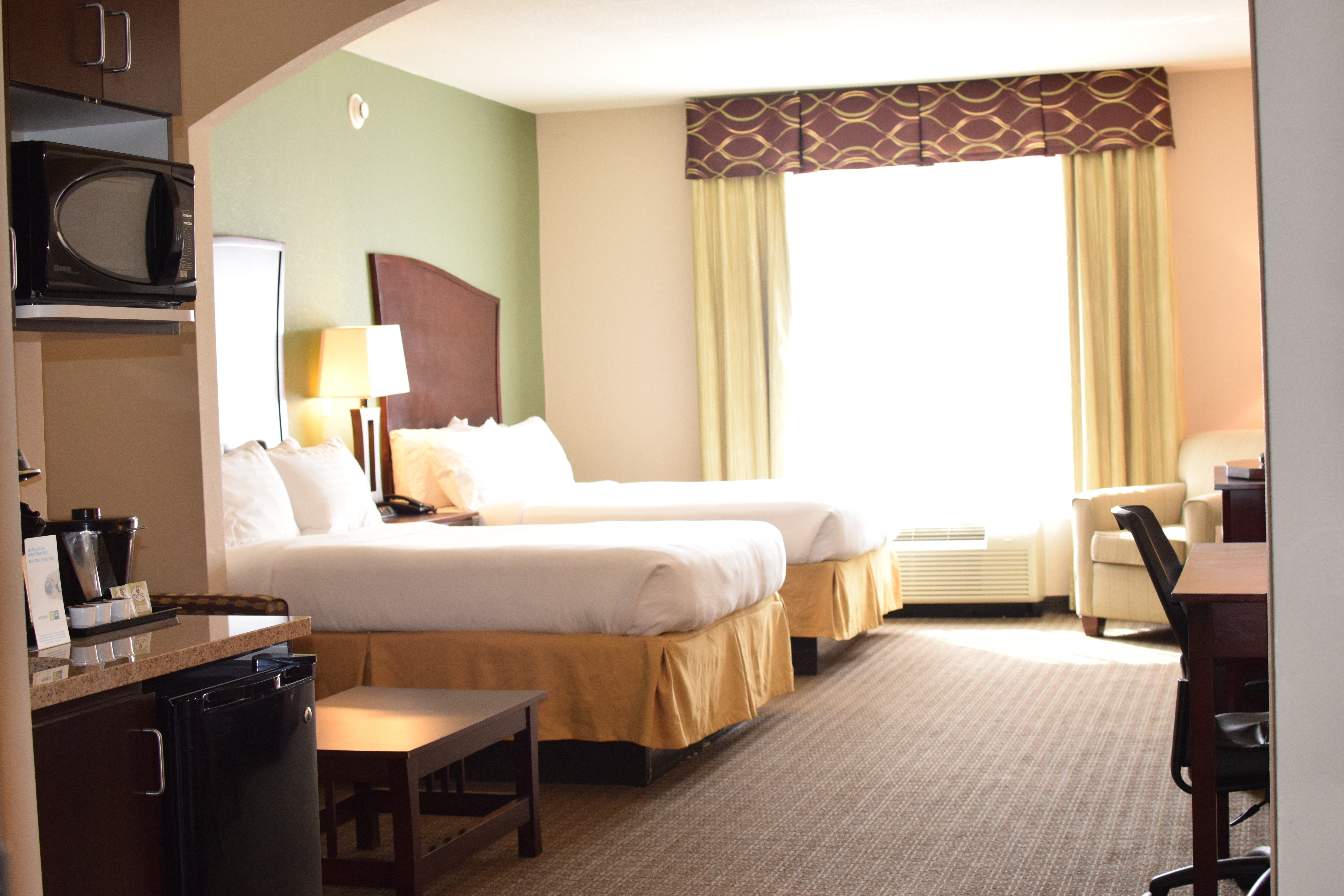 holiday inn express hotel and suites pratt by ihg