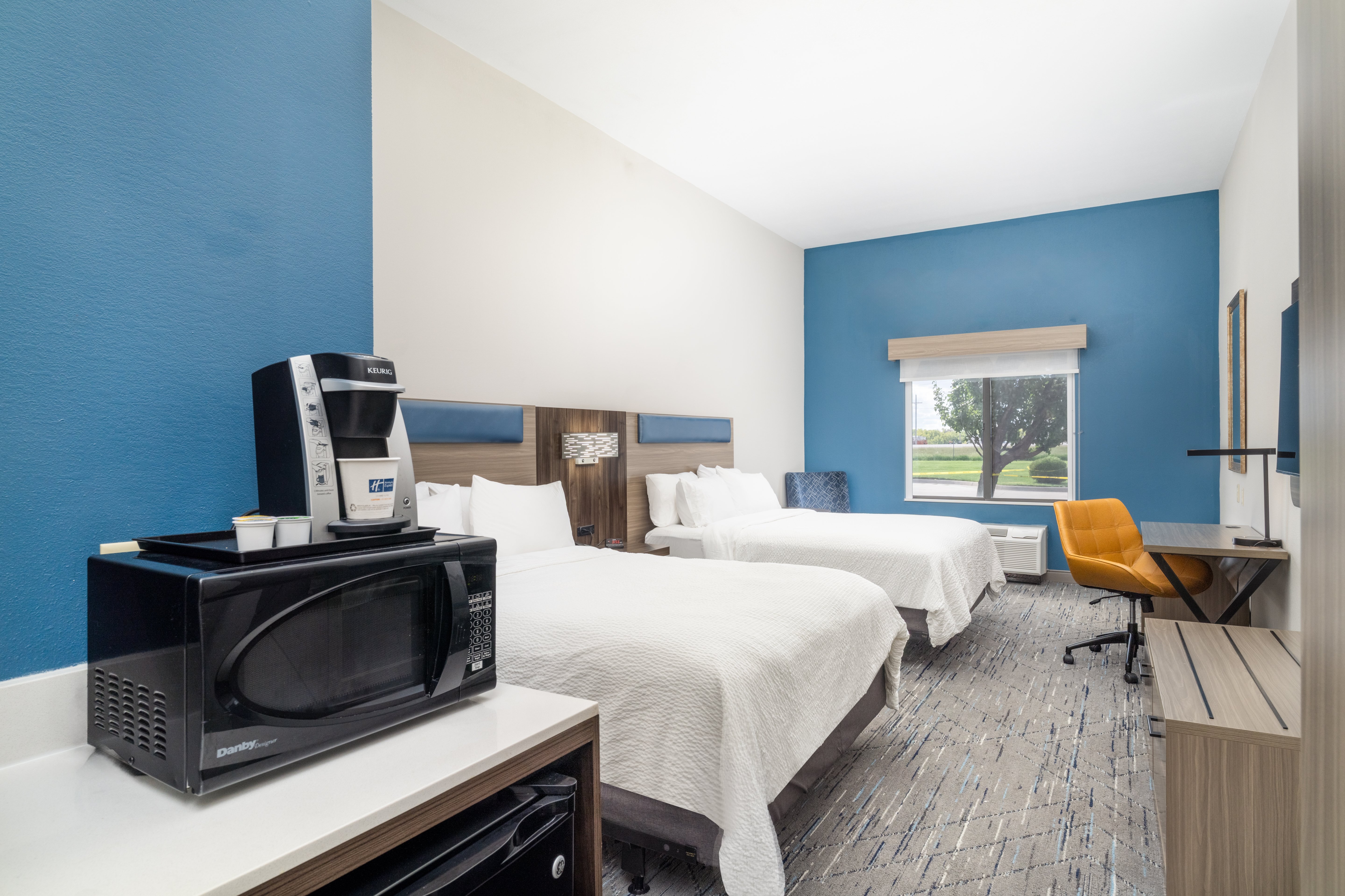holiday inn express hotel and suites pratt by ihg