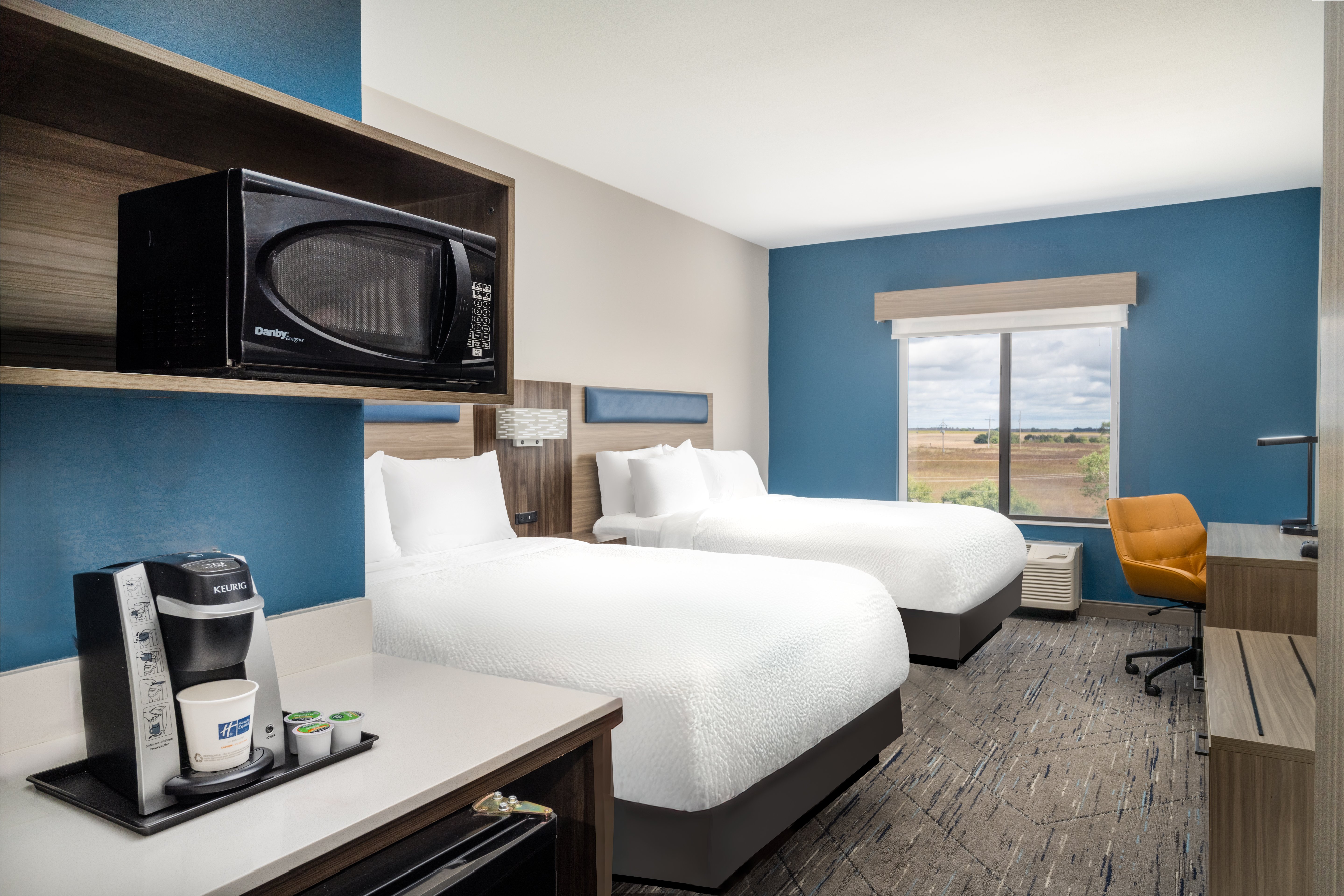 holiday inn express hotel and suites pratt by ihg