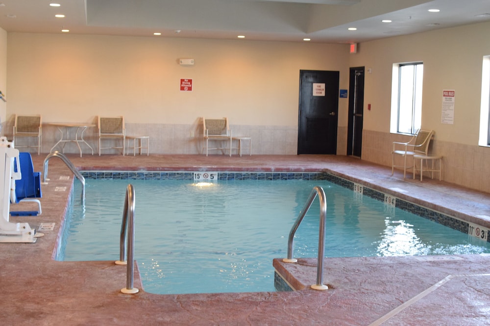 holiday inn express hotel and suites pratt by ihg
