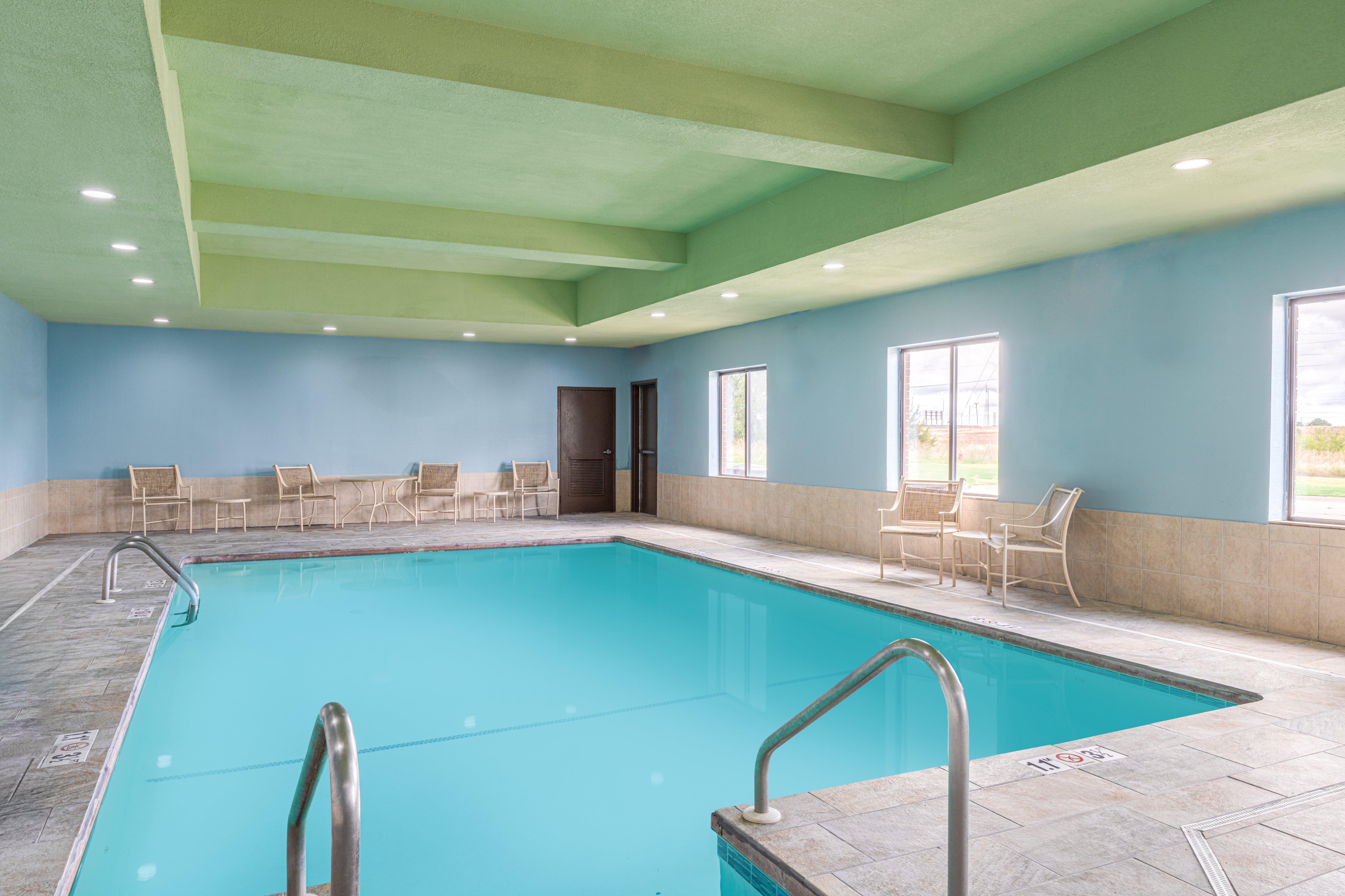 holiday inn express hotel and suites pratt by ihg