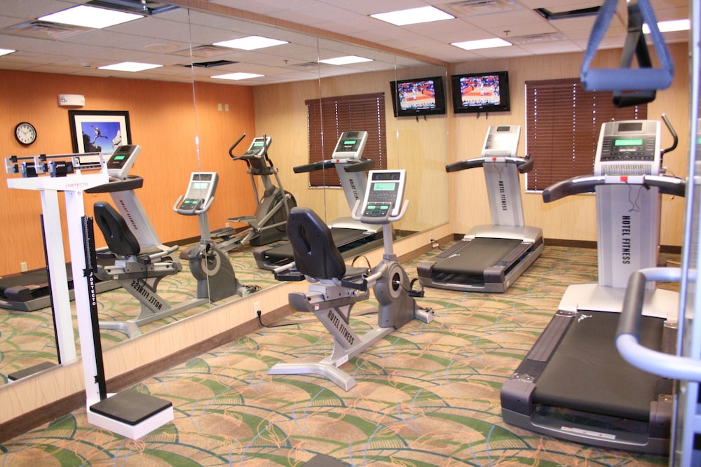 holiday inn express hotel and suites pratt by ihg