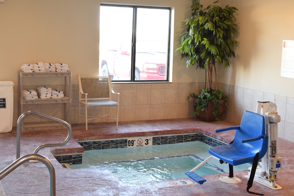 holiday inn express hotel and suites pratt by ihg