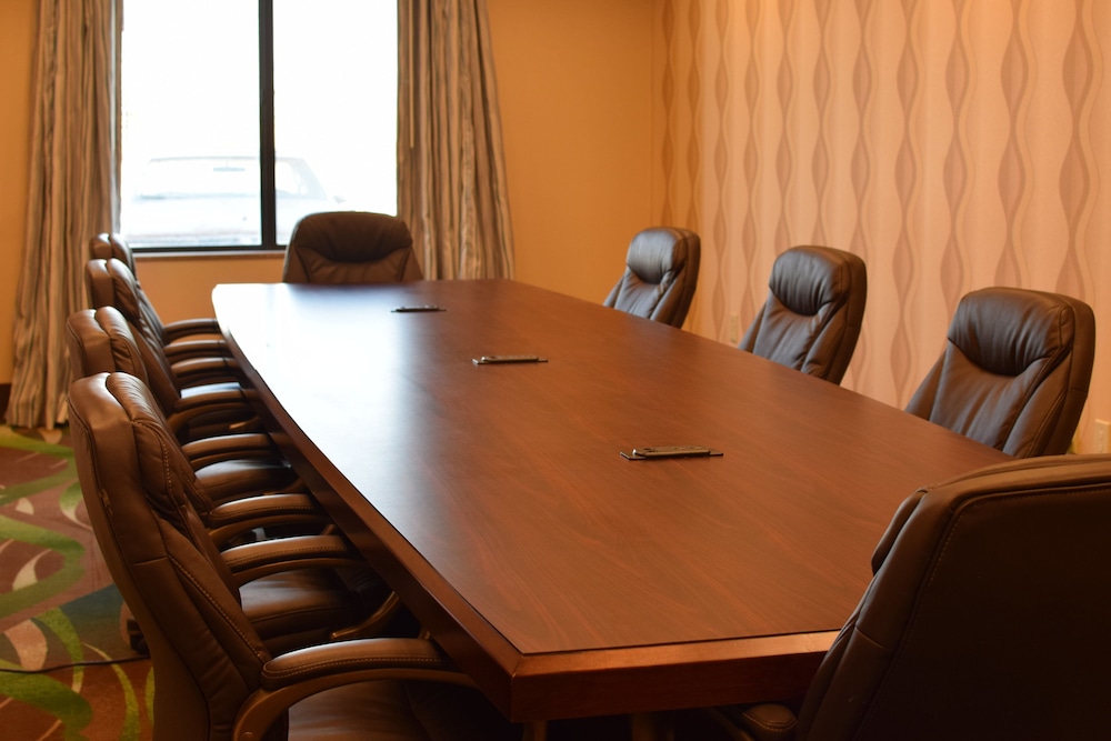 holiday inn express hotel and suites pratt by ihg