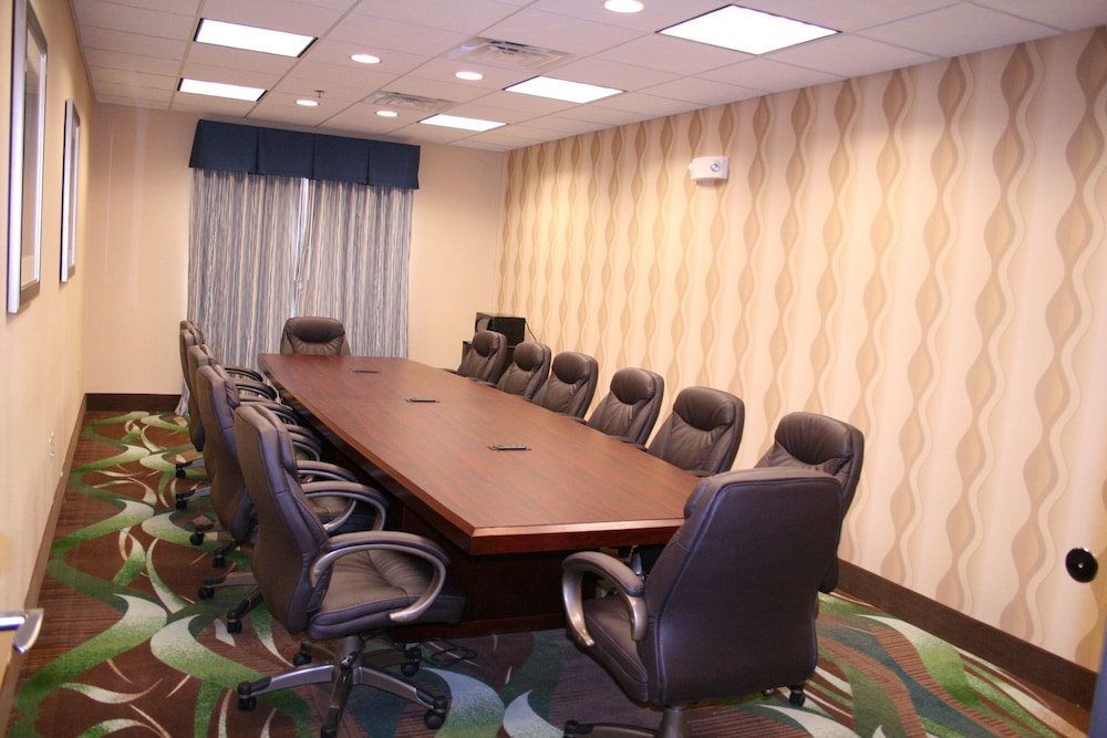 holiday inn express hotel and suites pratt by ihg