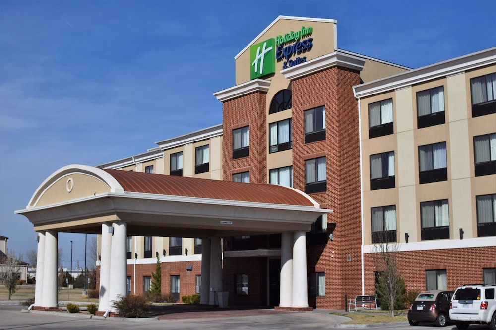 holiday inn express hotel and suites pratt by ihg
