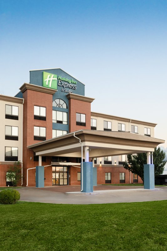 holiday inn express hotel and suites pratt by ihg