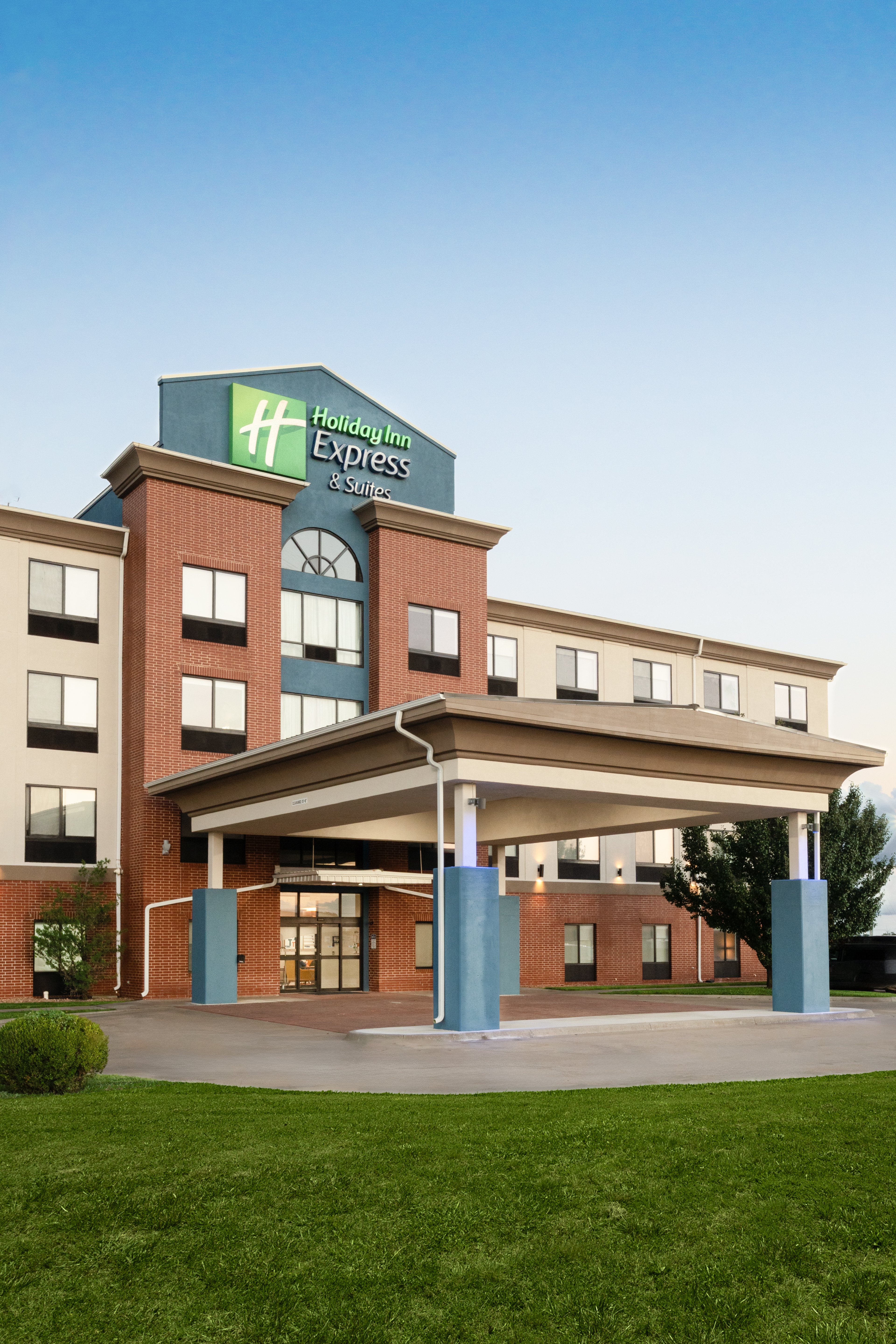 holiday inn express hotel and suites pratt by ihg