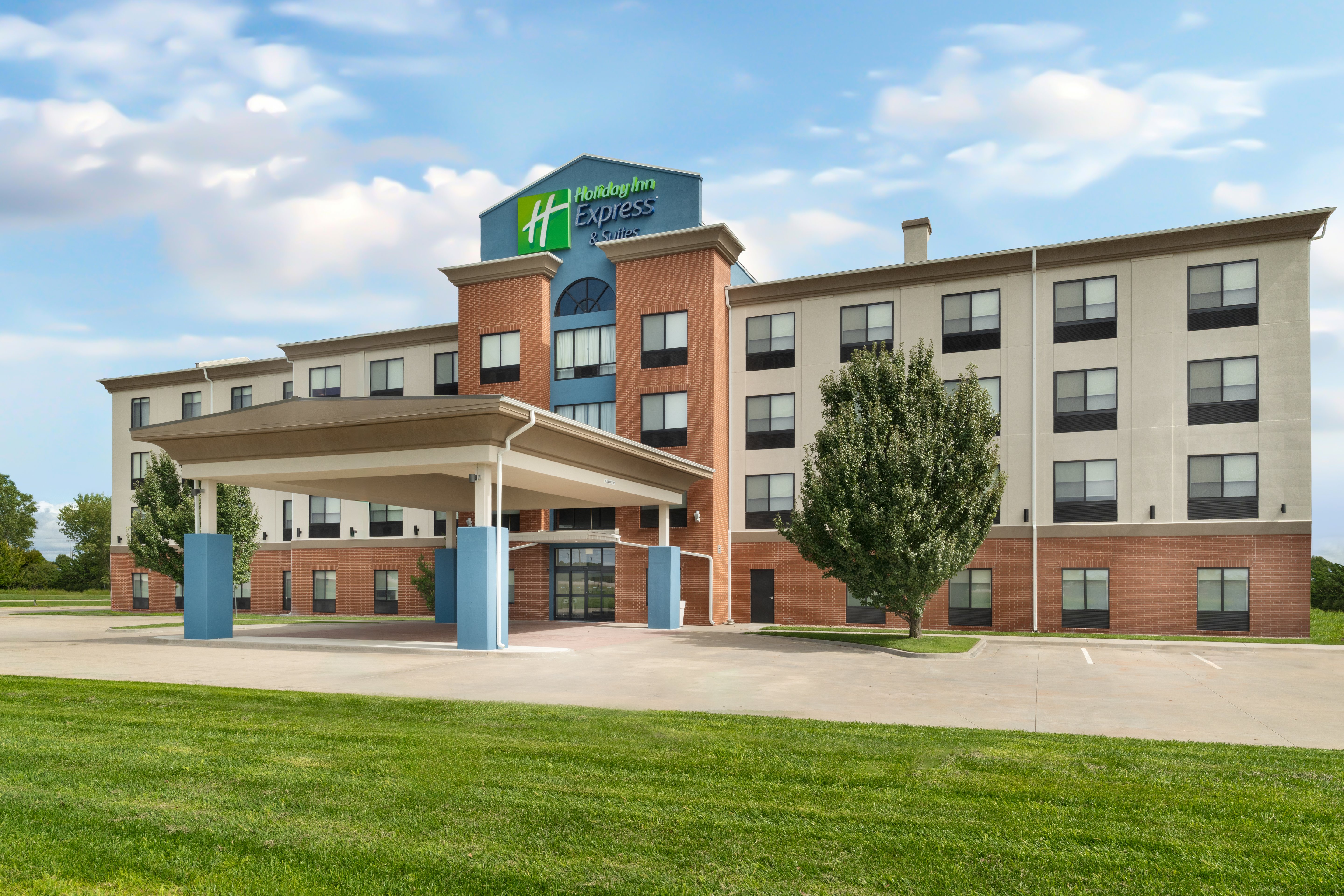 holiday inn express hotel and suites pratt by ihg