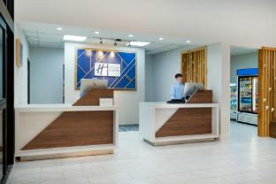 holiday inn express hotel and suites pratt by ihg