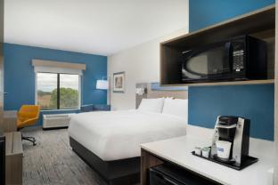 holiday inn express hotel and suites pratt by ihg