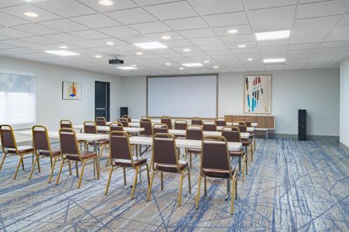 holiday inn express hotel and suites pratt by ihg