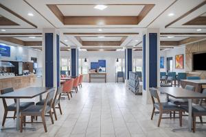 holiday inn express hotel and suites pratt by ihg