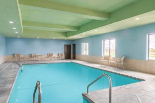 holiday inn express hotel and suites pratt by ihg