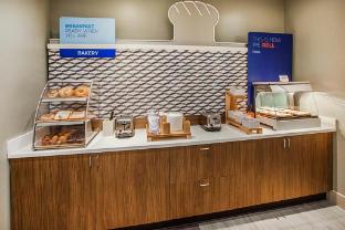 holiday inn express hotel and suites pratt by ihg