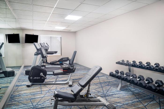 holiday inn express hotel and suites pratt by ihg