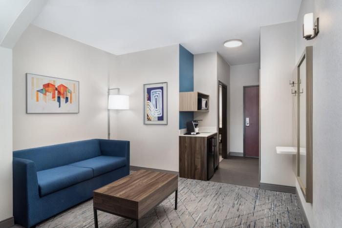 holiday inn express hotel and suites pratt by ihg