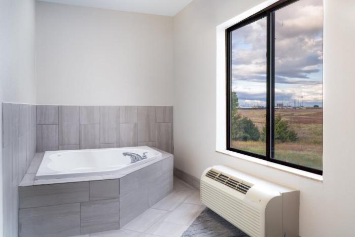 holiday inn express hotel and suites pratt by ihg